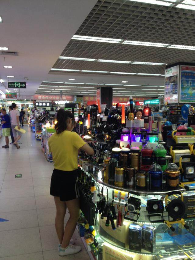 深圳實(shí)拍:華強(qiáng)北電子市場(chǎng)依然火爆